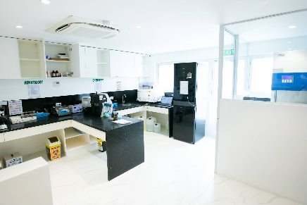 Clinical laboratory with sample processing counters